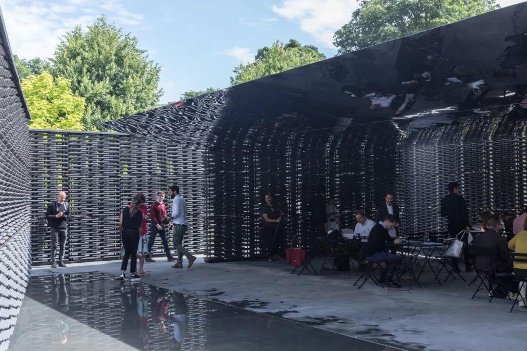 2018年伦敦蛇形画廊展亭开幕，水泥瓦片堆砌『流动空间』