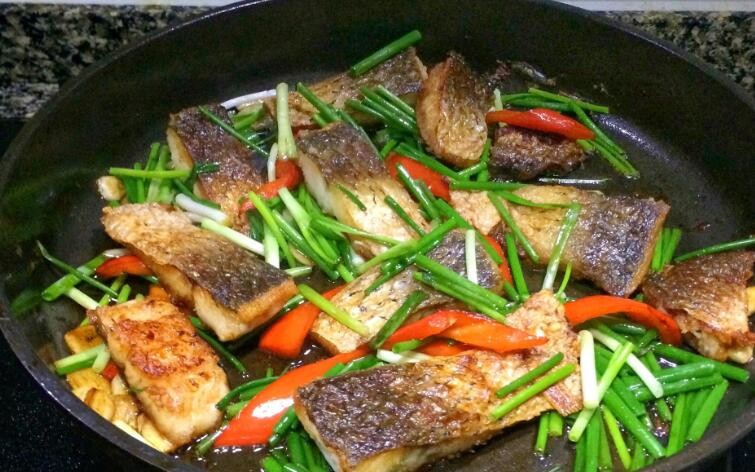 煎鱼块怎么不粘锅不掉皮