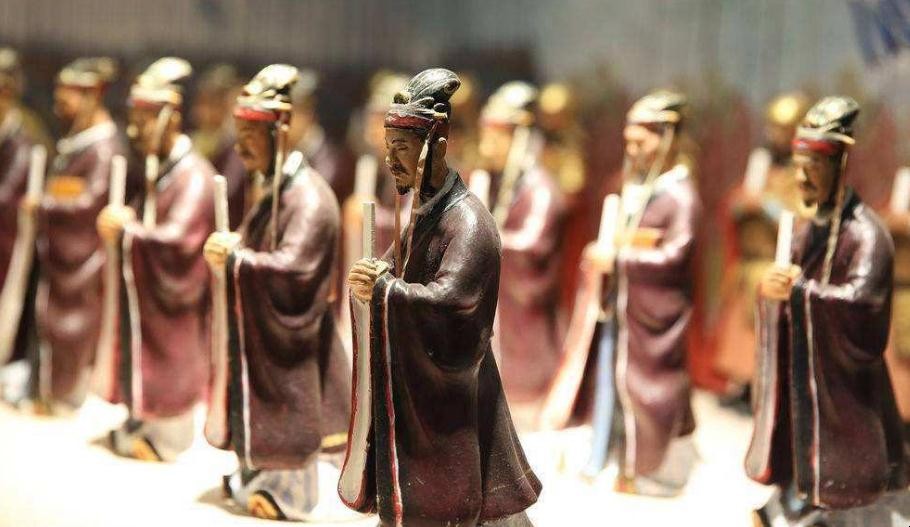 古代上朝时候大臣手里拿的板子叫什么