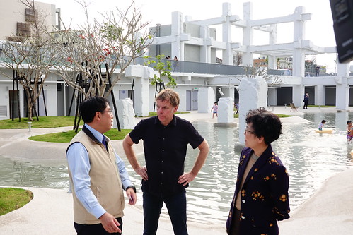 MVRDV主持建筑师 Winy Maas（中）与台南市长黄伟哲（左）、副市长王时思（右）