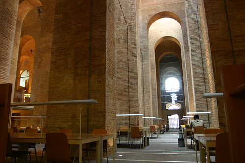 巴塞隆纳庞培法布拉大学图书馆旧蓄水池建筑改建而成的