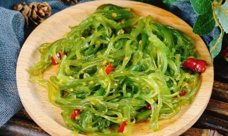 凉拌裙带菜要开水烫吗