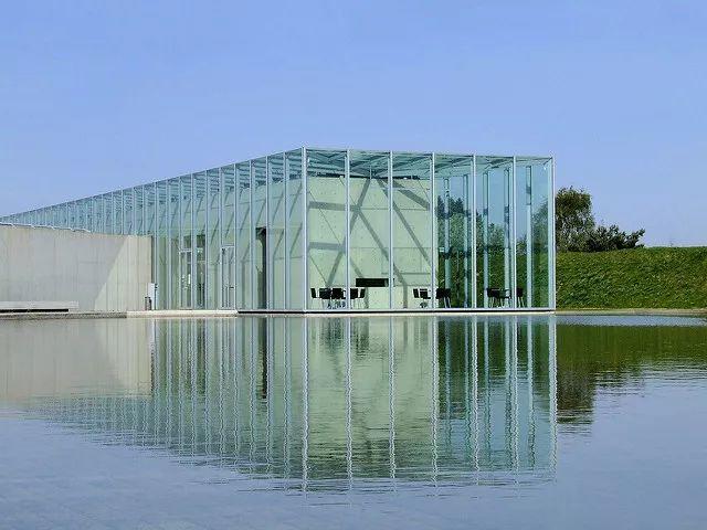 kahn 设计的金贝尔美术馆,安藤忠雄的设计试图在严酷的气候条件下