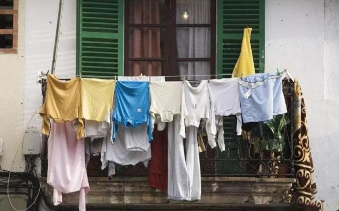 湿衣服上面有很多纸屑怎么办