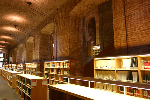 巴塞隆纳庞培法布拉大学图书馆旧蓄水池建筑改建而成的